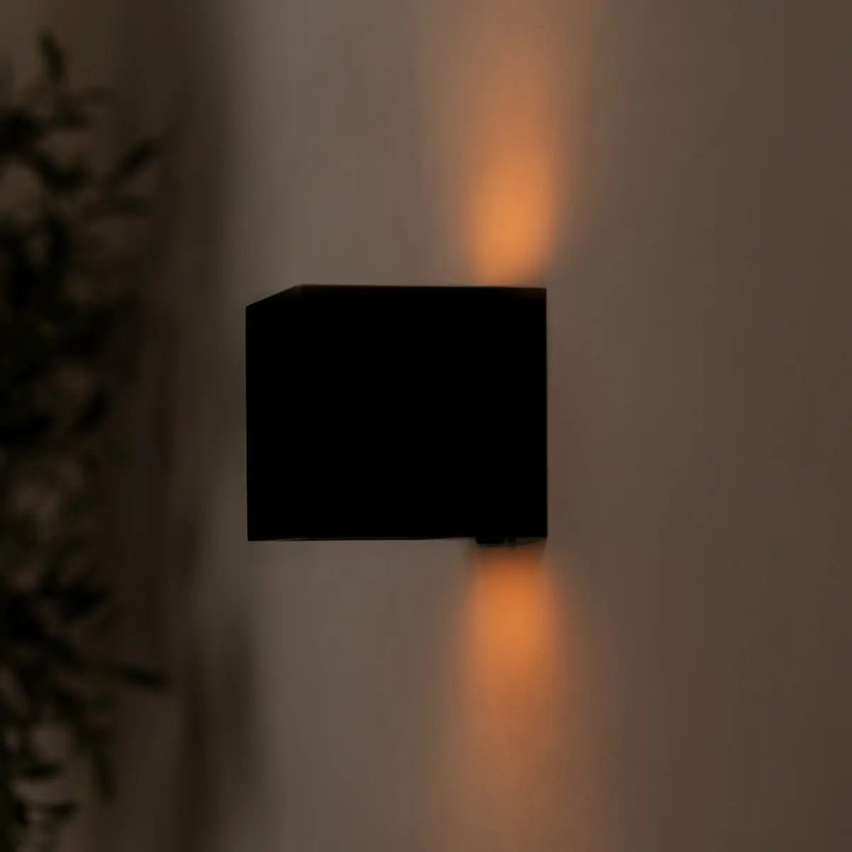 Tess Black Metal Rechargeable Wall Lamp – Motion sensor, 20 Different Light Modes, Dimmable & Including Remote Control