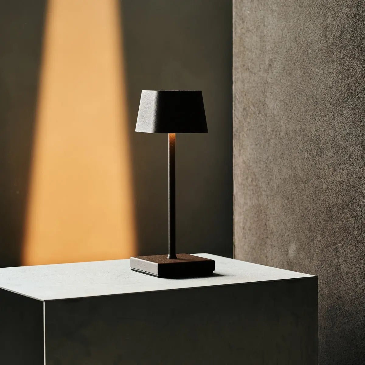 Combi Set Professional – 4 x Sarphati Mini Mocha Brown Rechargeable Table Lamps & 1 x Amstel Wireless Charging Station with Qi-Technology