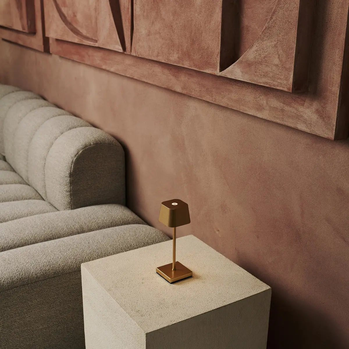 Sarphati Mini Gold Cordless Table Lamp Perfect for Hospitality Industry – Wireless Rechargeable via Charging Station, Dimmable Lamp & 3 Light Modes