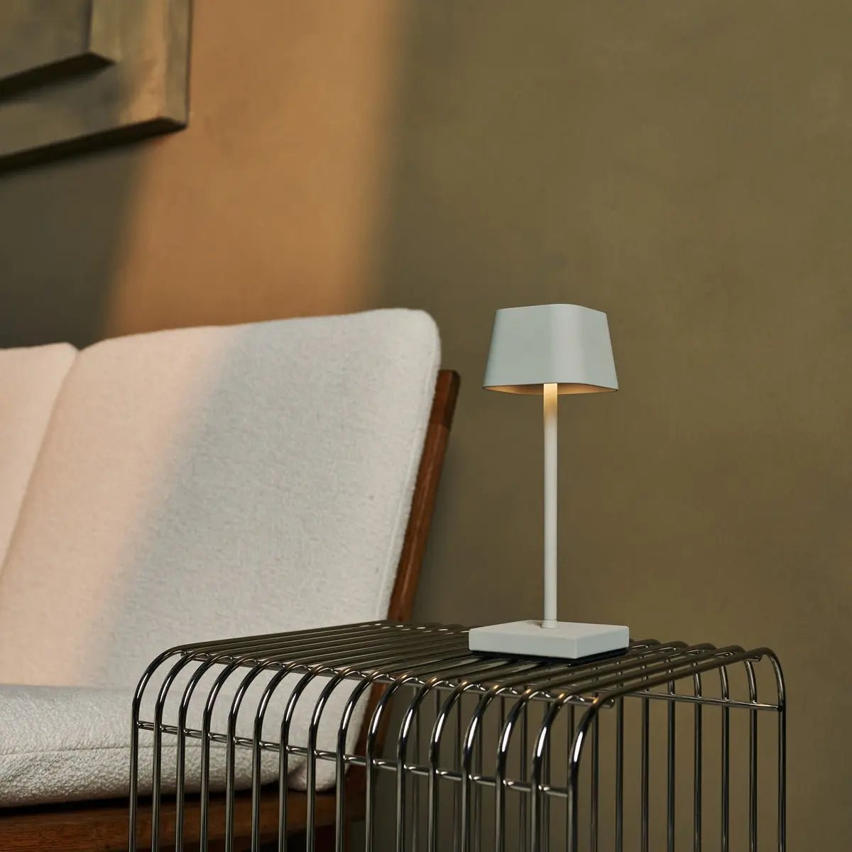 Combi Set Professional – 4 x Sarphati Mini Shadow Grey Rechargeable Table Lamps for Hospitality & 1 x Amstel Wireless Charging Station