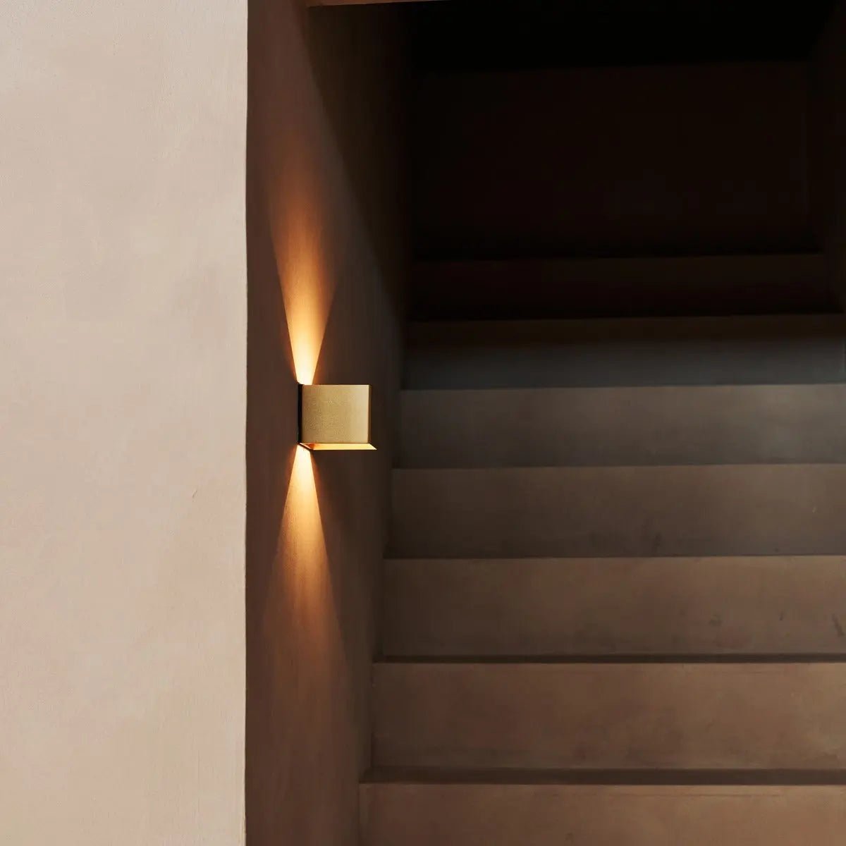 Tess Gold Rechargeable Wall Lamp – Motion sensor, 20 Different Light Modes, Dimmable, Magnetic Suspension System Lamp & Including Remote Control