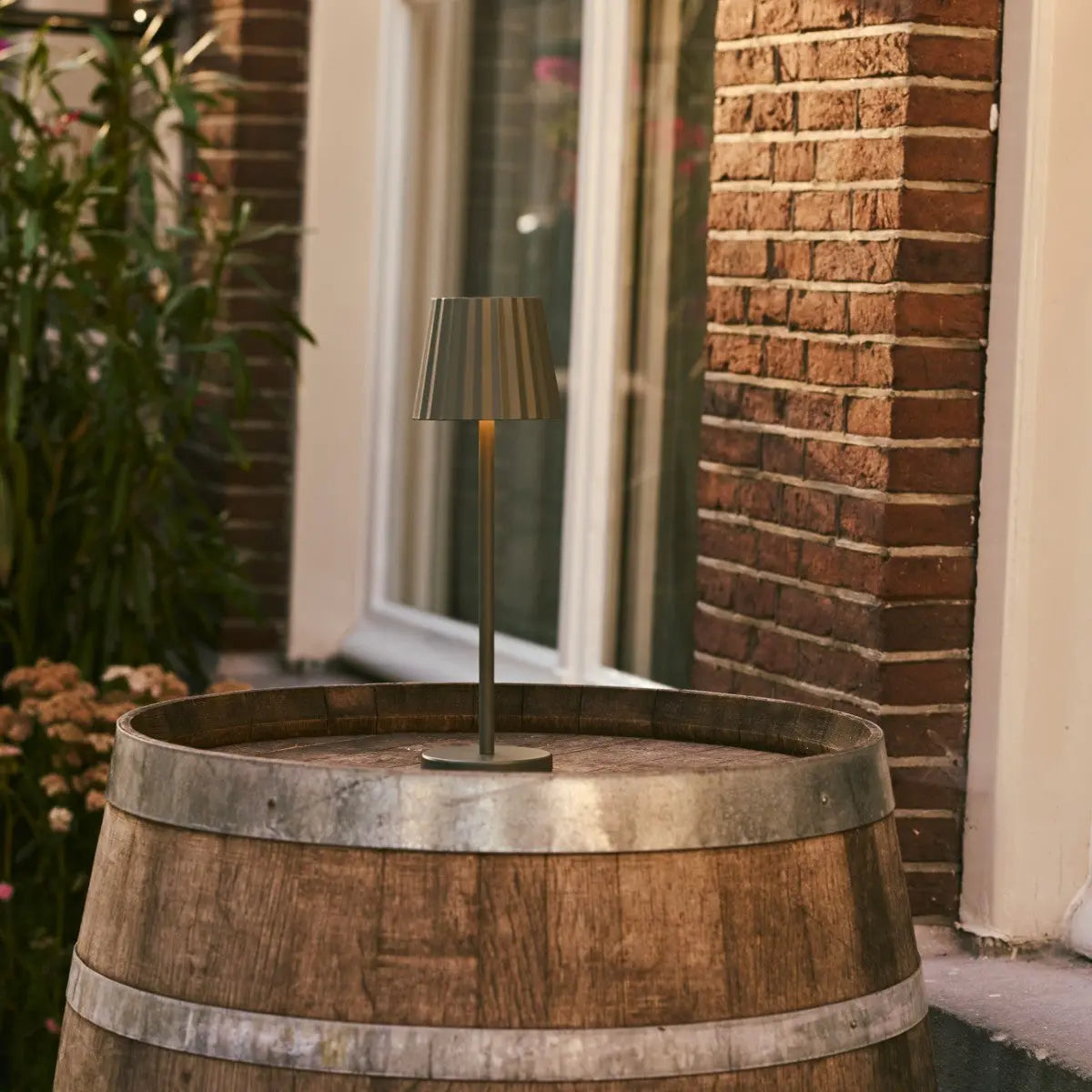 Maya Olive Green Ribbed Table Lamp Made of Iron – Dimmable Lamp & 3 Light Modes, Rechargeable via Wireless Charging Station