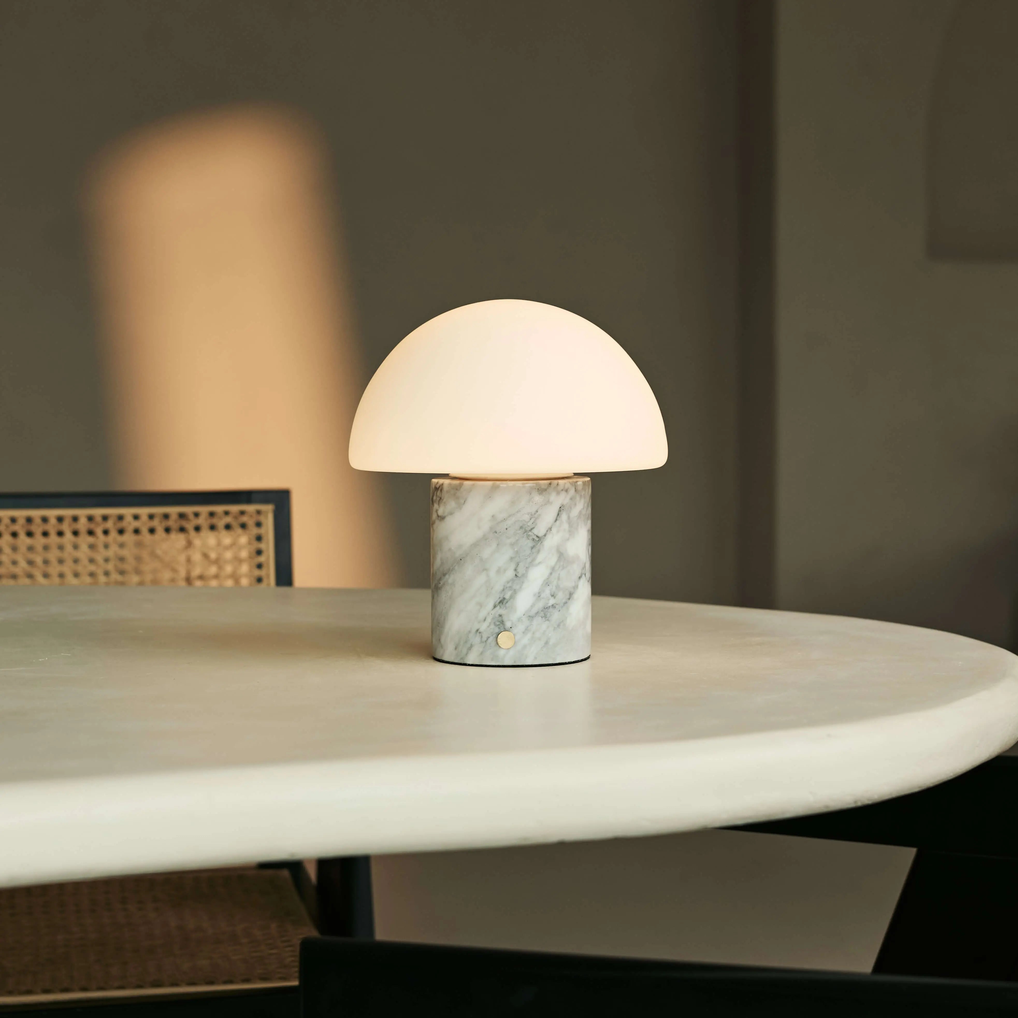 Maris White / Bianco Statuarietto – Classic Marble Rechargeable Table Lamp with 3 Light Colors & Dimming Function