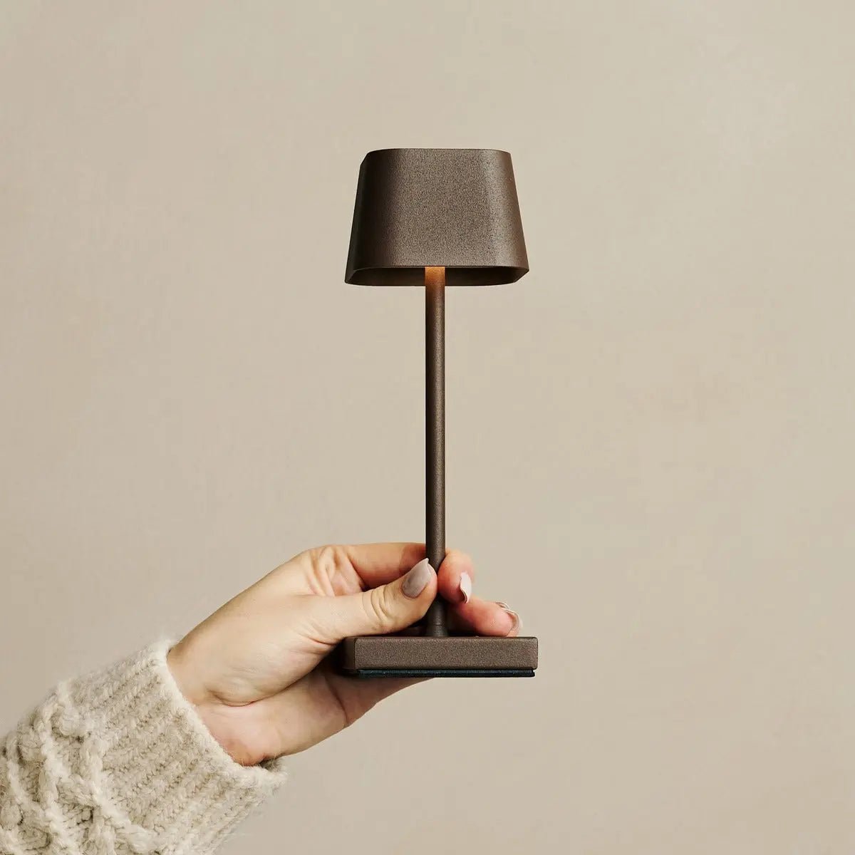 Sarphati Mini Mocha Brown Cordless Table Lamp – Wireless Rechargeable via Charging Station, Dimmable Lamp & 3 Light Modes