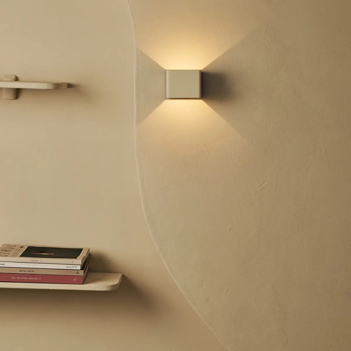 Tess Vanilla Rechargeable Wall Lamp – Motion sensor, 20 Different Light Modes, Dimmable, Magnetic Suspension System Lamp & Including Remote Control