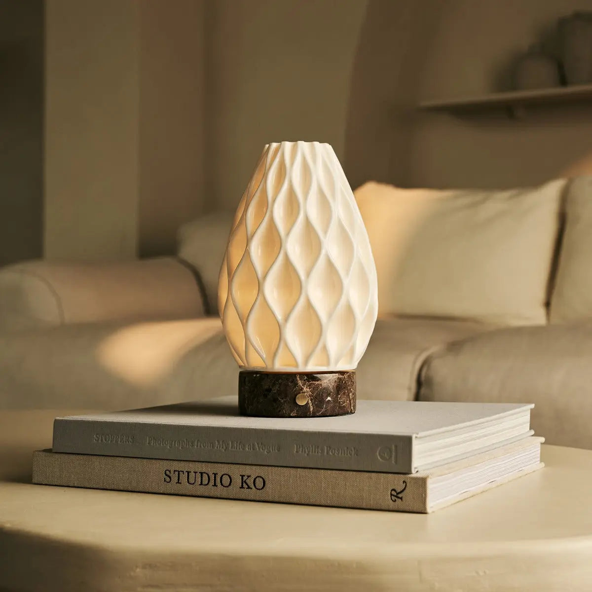 Vela Marble Cordless Table Lamp in 3D-Printed Porcelain – Rechargeable, Dimmable & Up to 100 Hours of Light