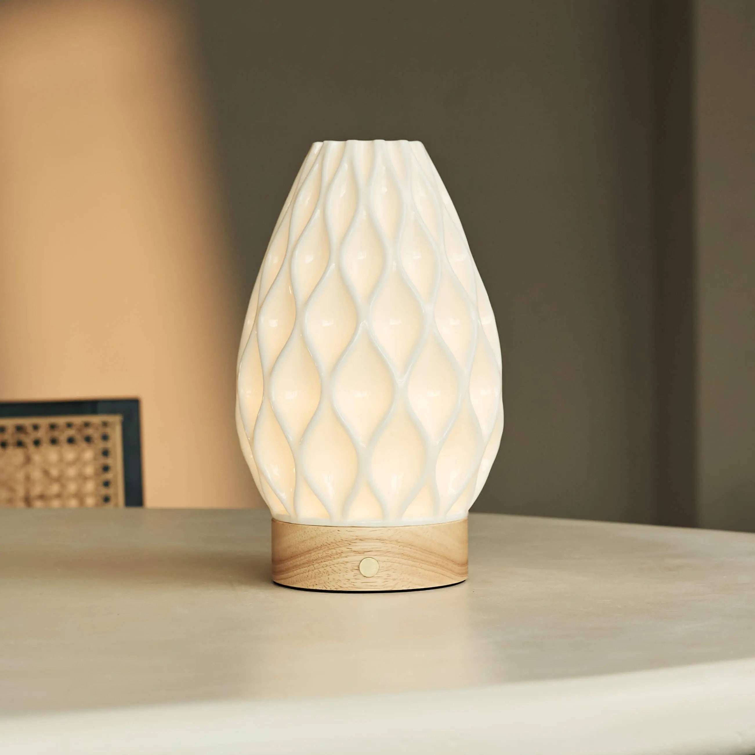 Vela Light Brown Cordless Table Lamp in 3D-Printed Porcelain – Rechargeable, Dimmable & Up to 100 Hours of Light