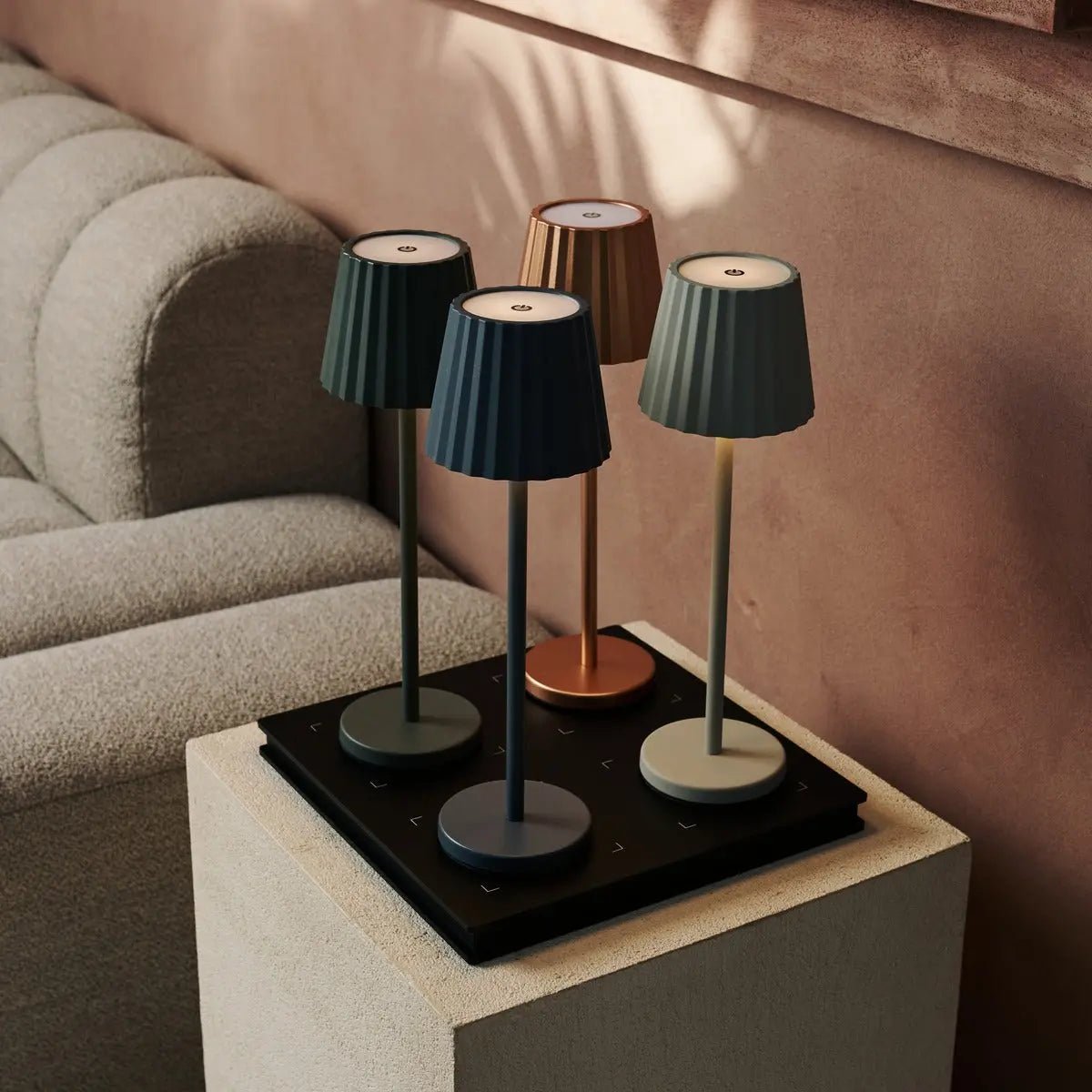 Maya Stone Grey Ribbed Table Lamp Made of Iron – Dimmable Lamp & 3 Light Modes, Rechargeable via Wireless Charging Station