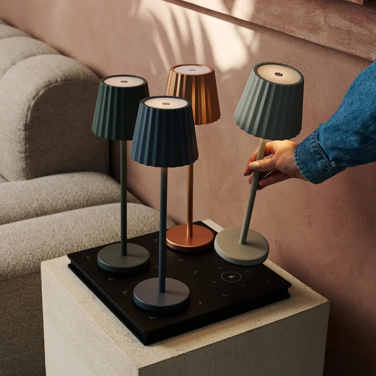 Combi Set Professional – 4 x Maya Stone Grey Rechargeable Table Lamps & 1 x Amstel Wireless Charging Station with Qi-Technology