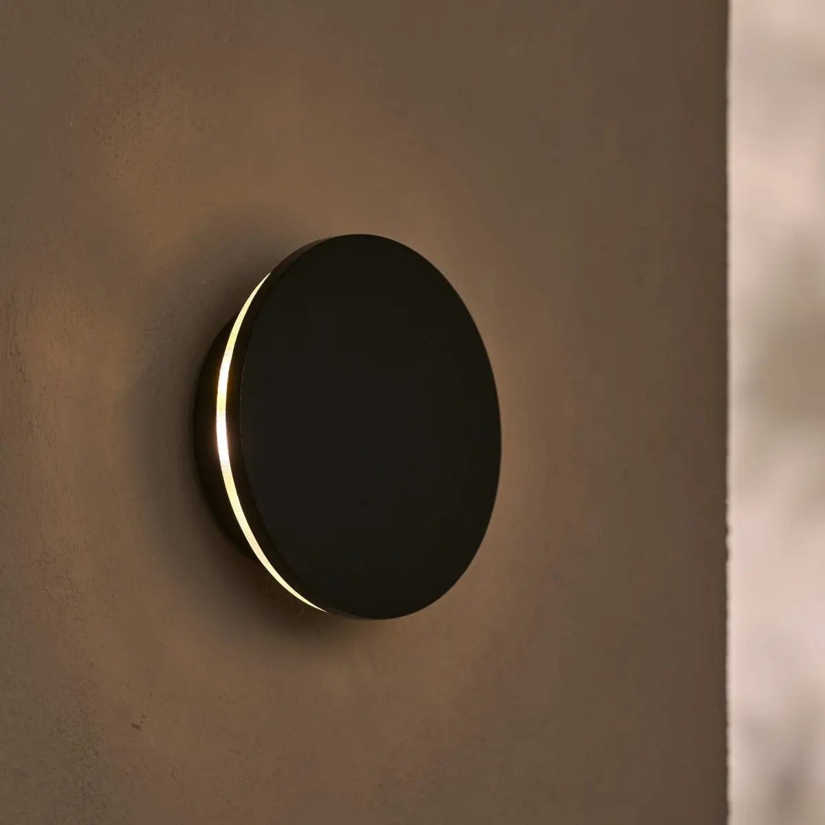 Lou Black Cordless Wall Light – Rechargeable & Dimmable with Touch Control – 2700K Warm Light