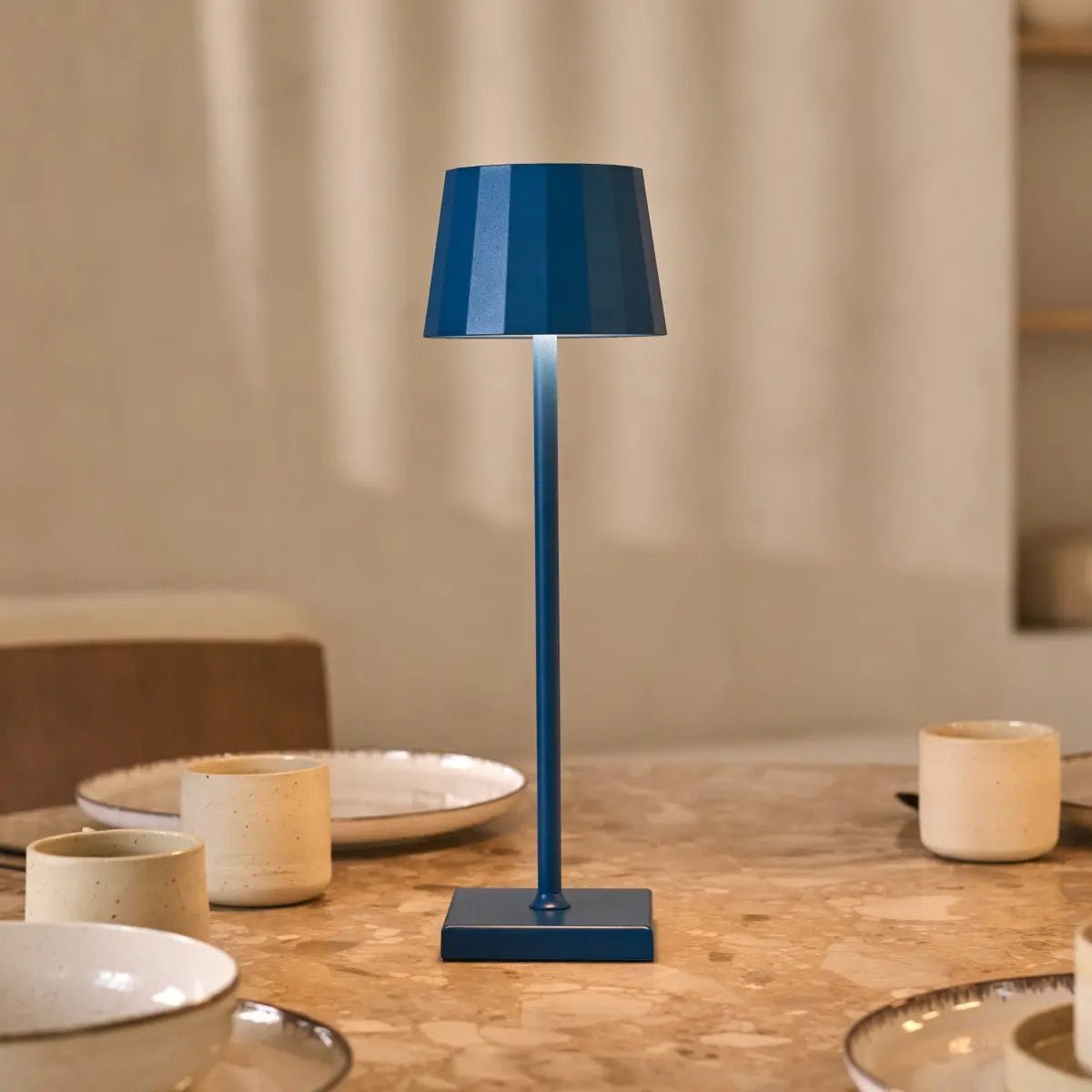 Combi Set Professional – 4 x Wouter Delftware Blue Rechargeable Table Lamps & 1 x Amstel Wireless Charging Station with Qi-Technology